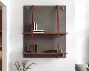 Wandplank met leren banden: eigentijds en functioneel