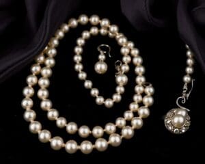 Saint Laurent parelsieraden: Luxe details voor avondkleding