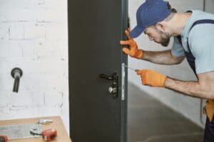 Werkt een slotenmaker in Brugge ook op zon– en feestdagen?